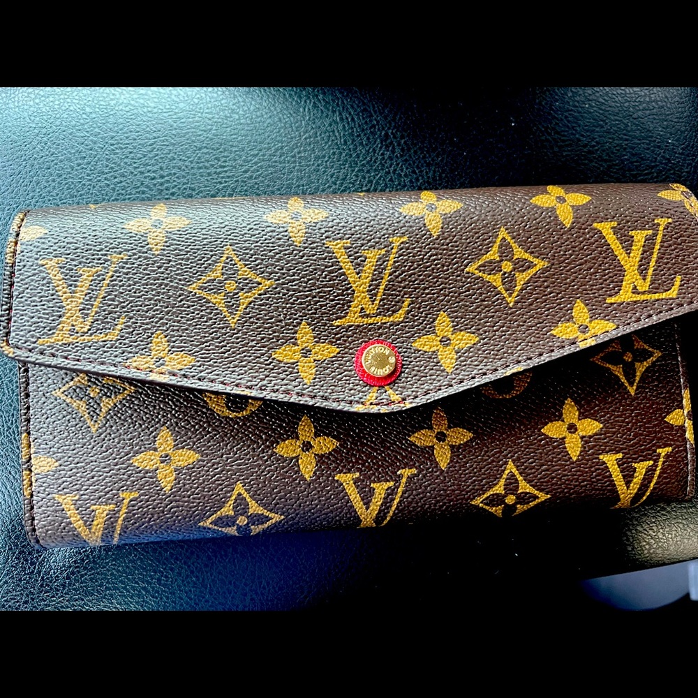 New great condition Louis Vuitton clutch! No flaws